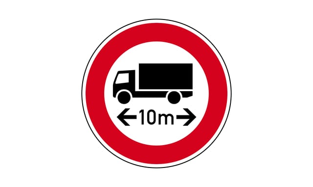 Bei Ihrem Lkw von 10 m Länge ragt die Ladung 60 cm über die hintere Fahrzeugbegrenzung hinaus. Was gilt für Sie bei diesem Verkehrszeichen?