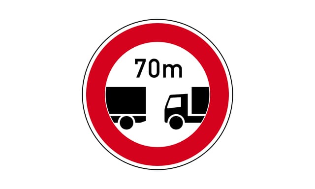 Welche Fahrzeuge müssen hier den Mindestabstand von 70 m einhalten?