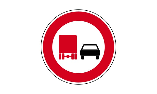 Welche Fahrzeuge dürfen hier nicht überholen?